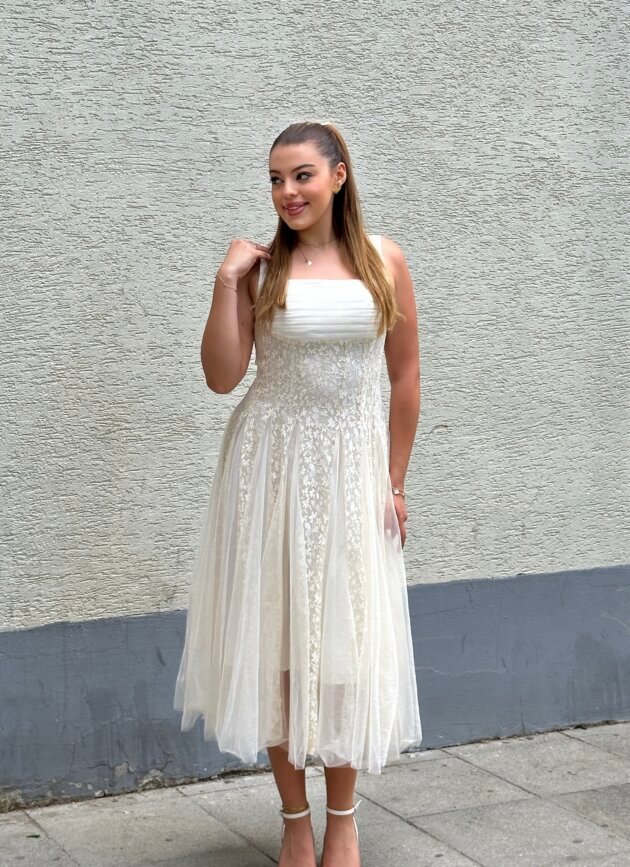 Fustan Elegant me Tyl dhe Dantelle