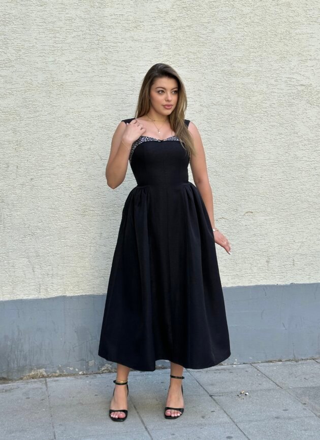 Fustan Elegant me Detaje Shkelqyese