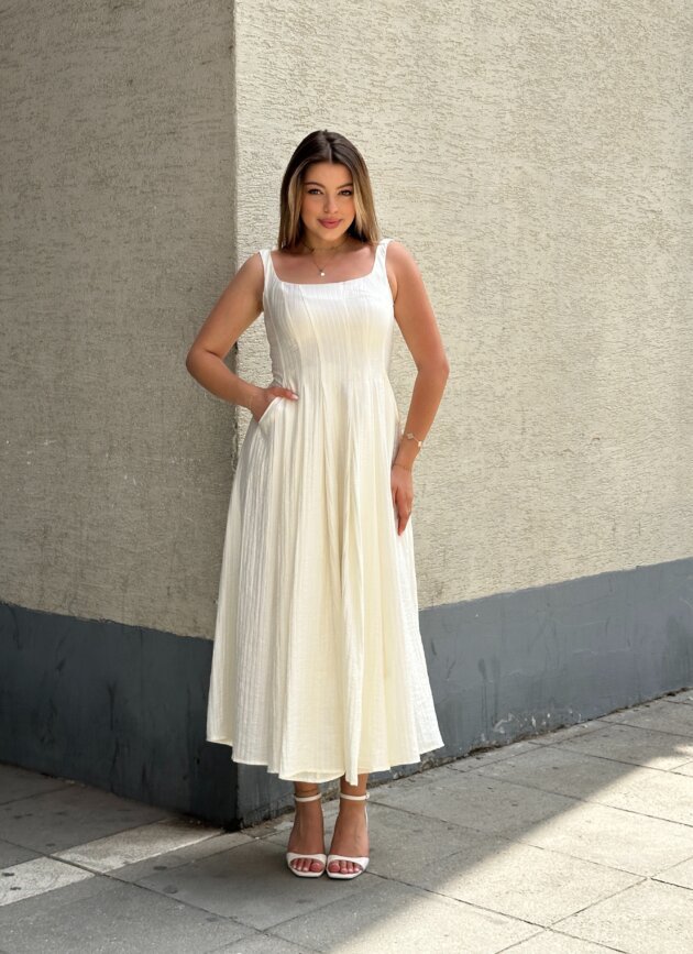 Fustan i gjate me rripa dhe prerje elegante
