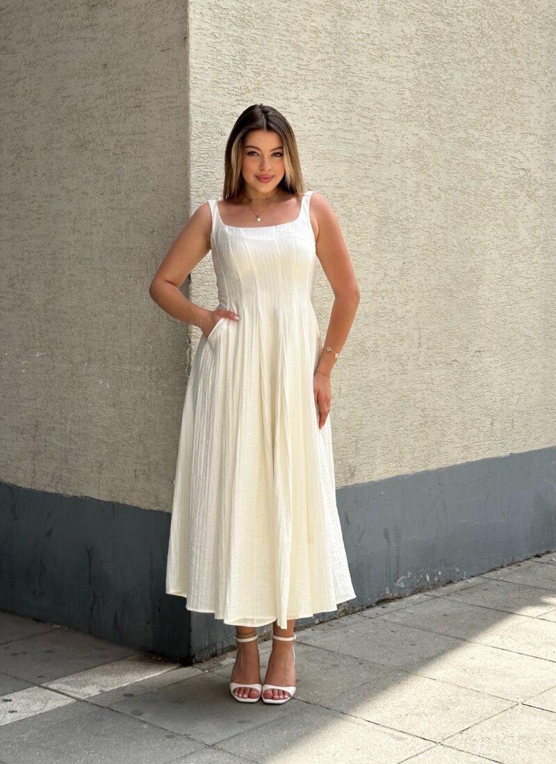 Fustan i gjate me rripa dhe prerje elegante