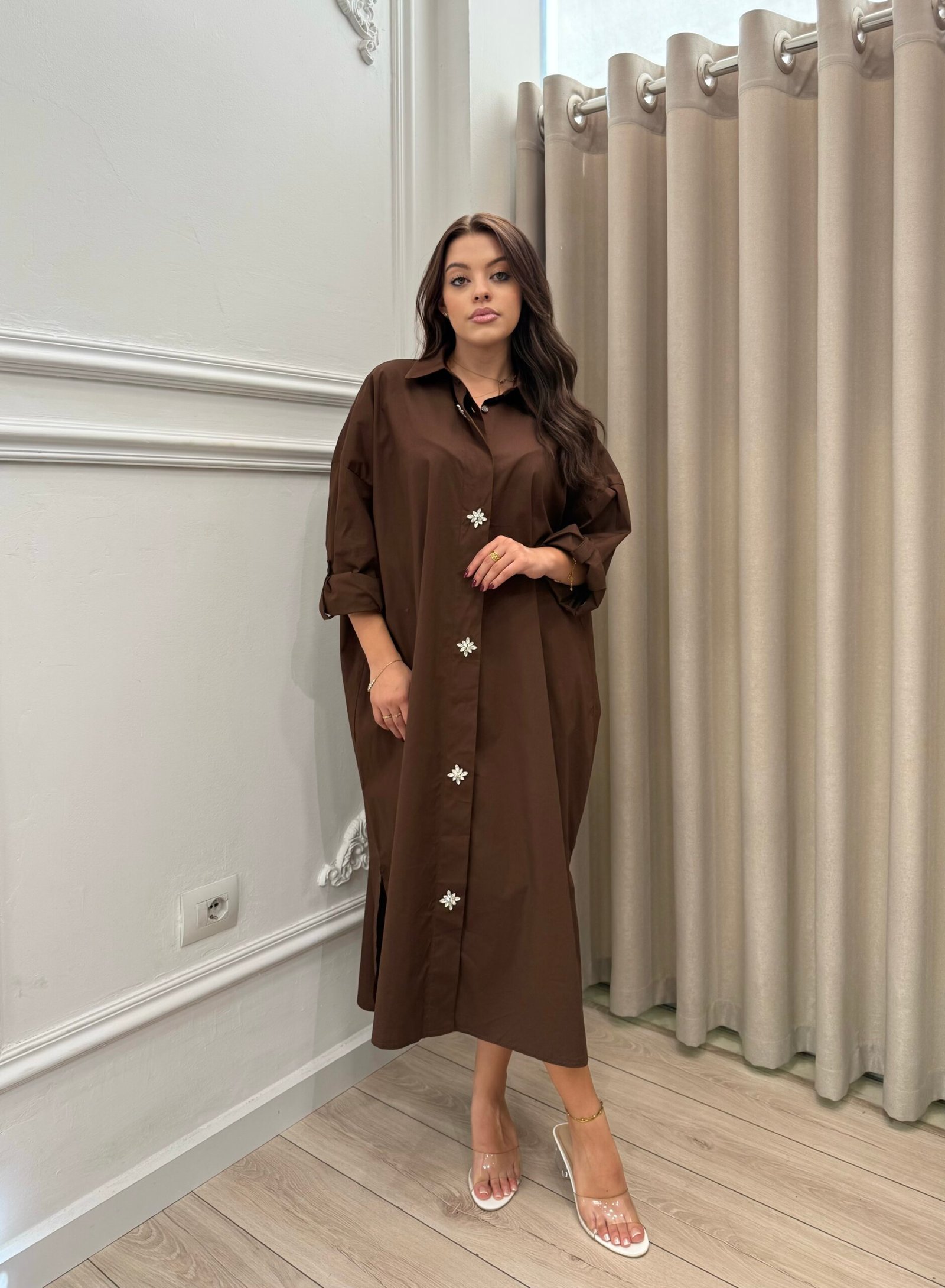 Fustan oversize kemishe me kopsa dekorative