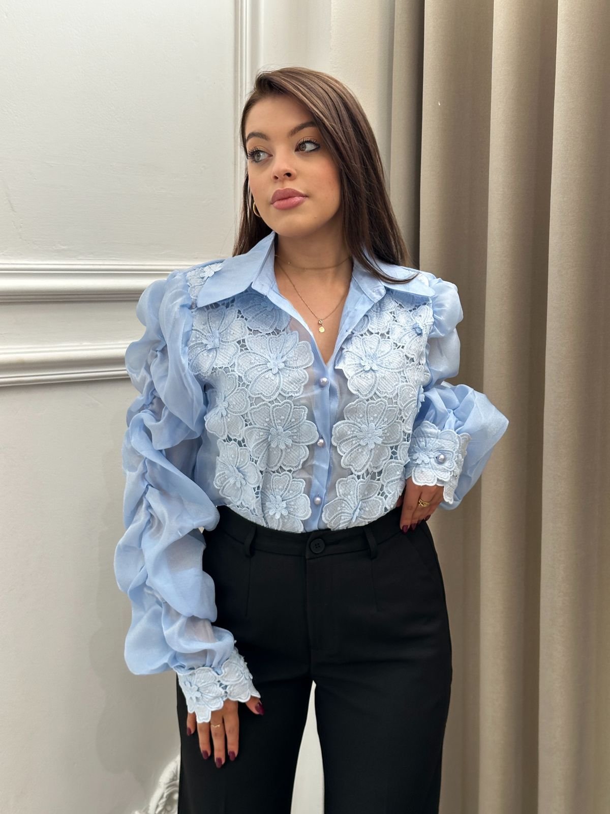 Kemishe elegante me dantelle dhe menge te fryra - Image 2