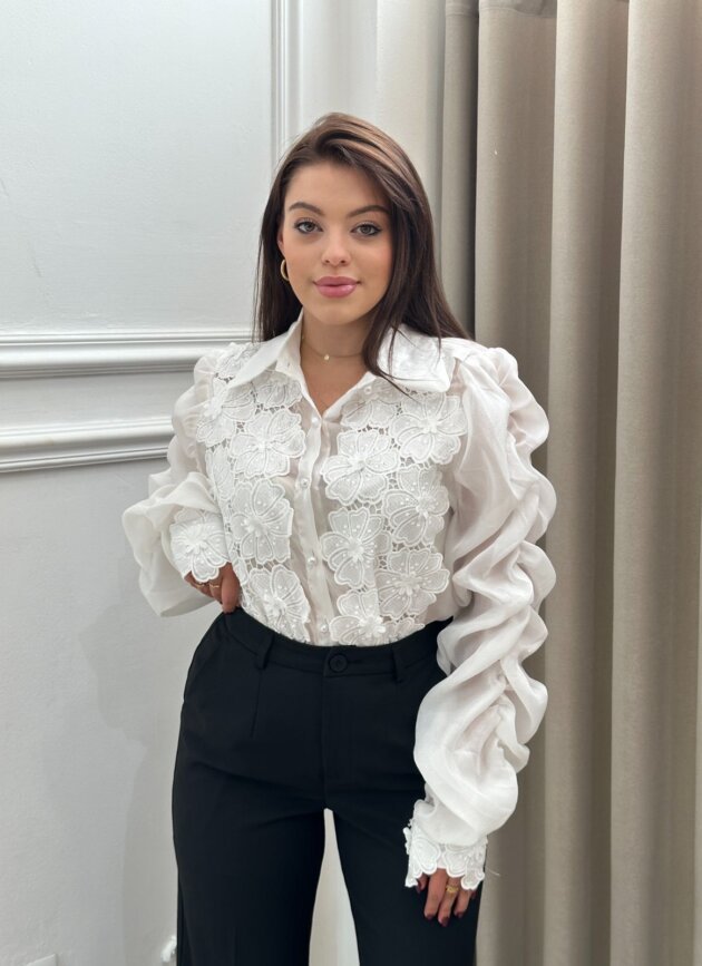 Kemishe elegante me dantelle dhe menge te fryra