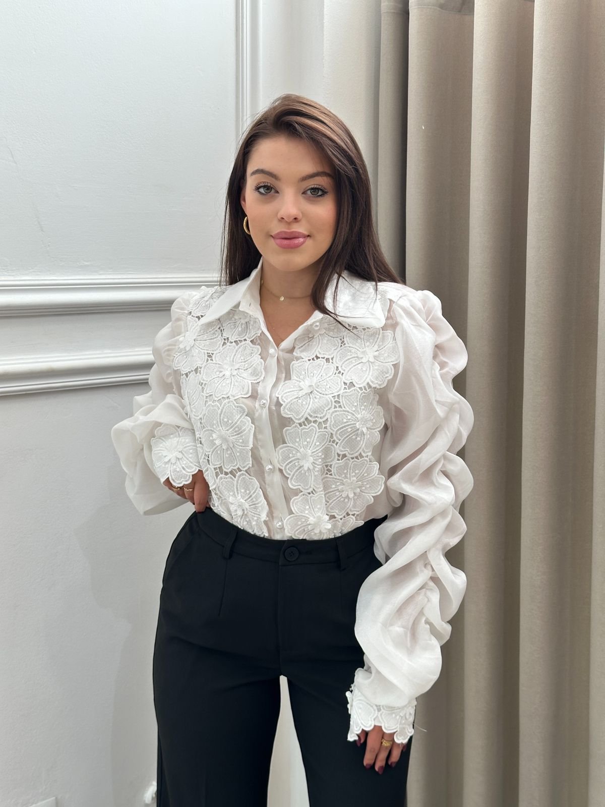 Kemishe elegante me dantelle dhe menge te fryra