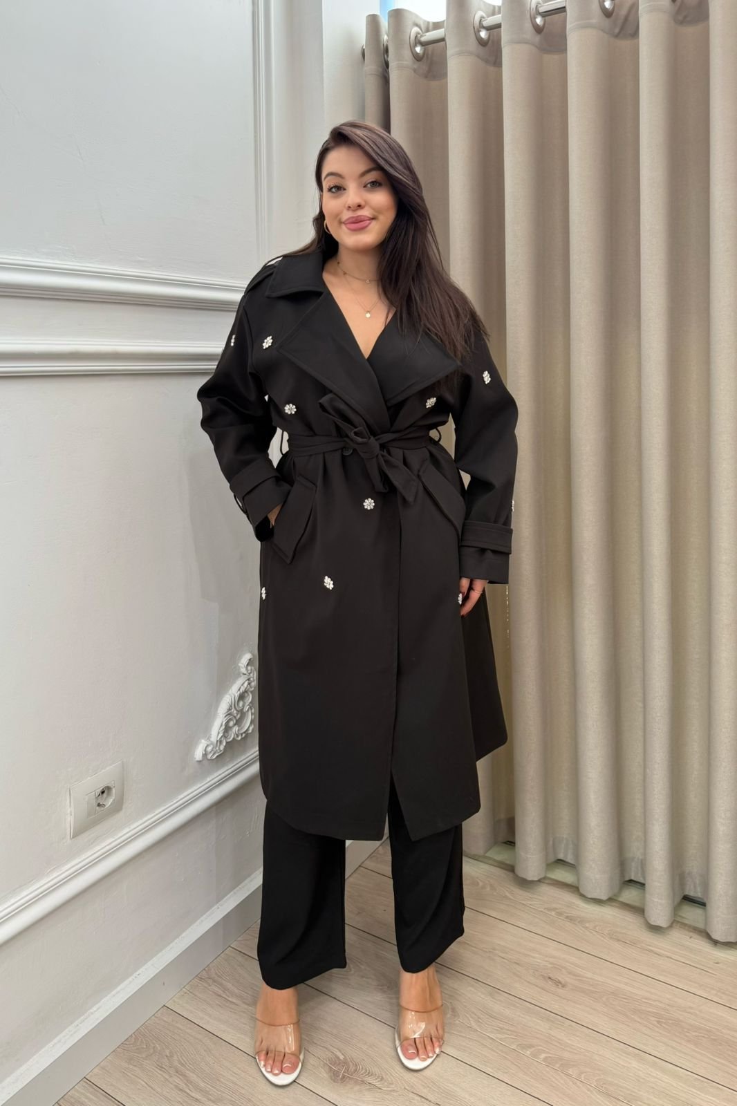 Pardesy e gjate me rrip dhe kopsa dekorative