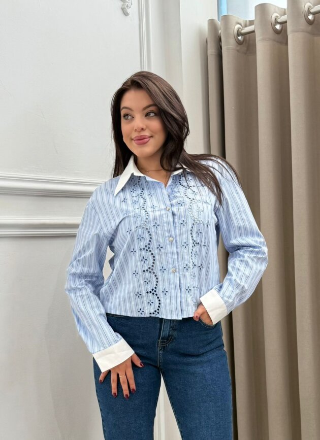 Kemishe me vija dhe detaje te qendisura