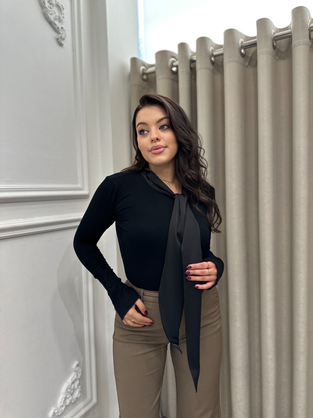 Bluze elegante me fjongo ne qafe