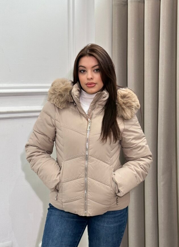 Xhup i fryre me kapuc dhe pellush