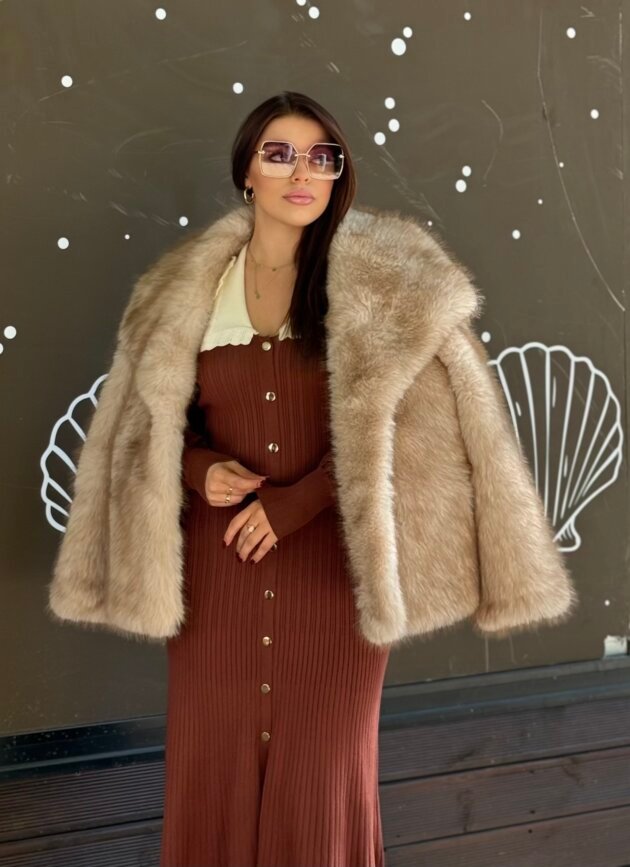 Pellush elegant me jake te gjere stil klasik dhe modern