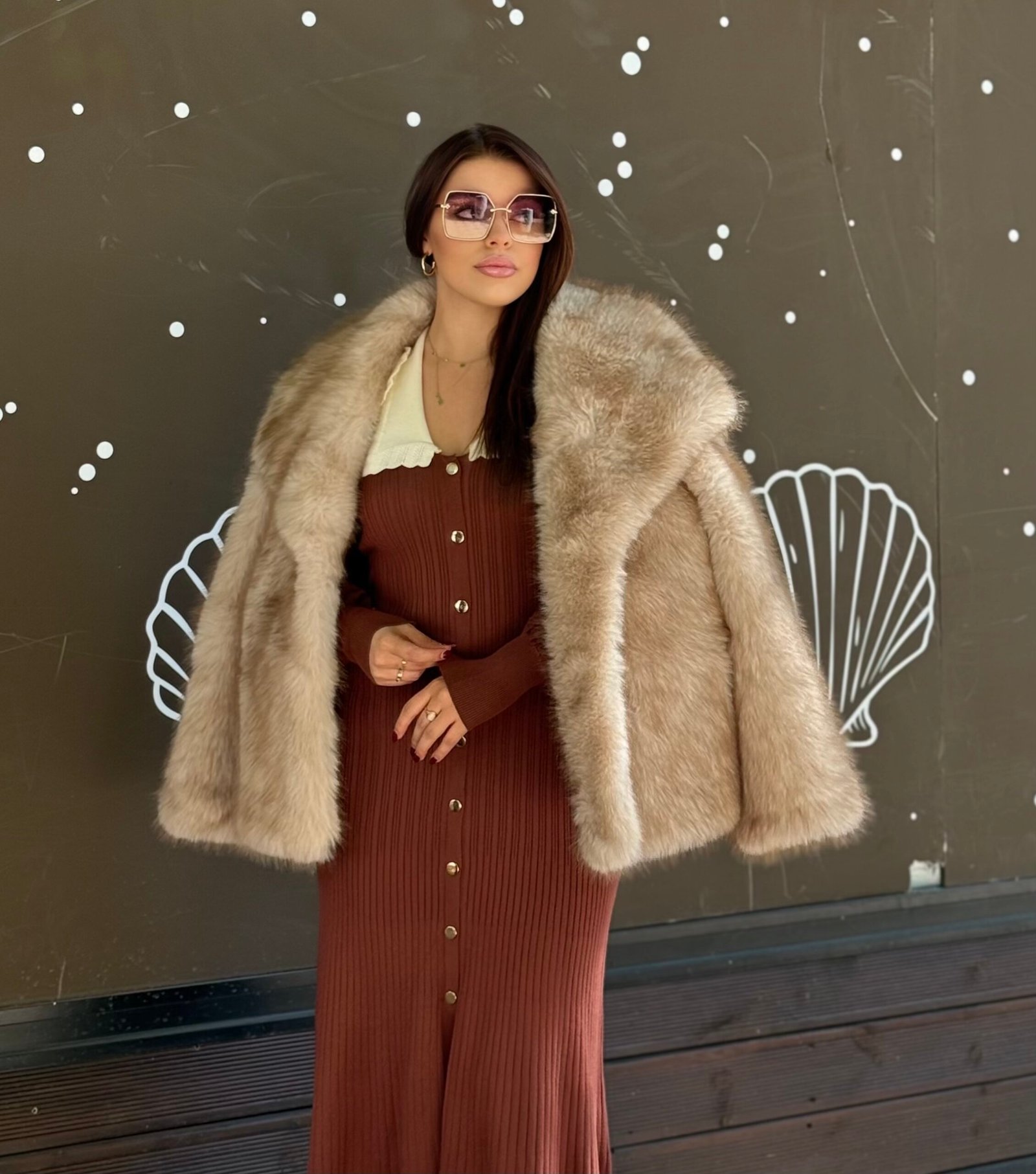 Pellush elegant me jake te gjere stil klasik dhe modern