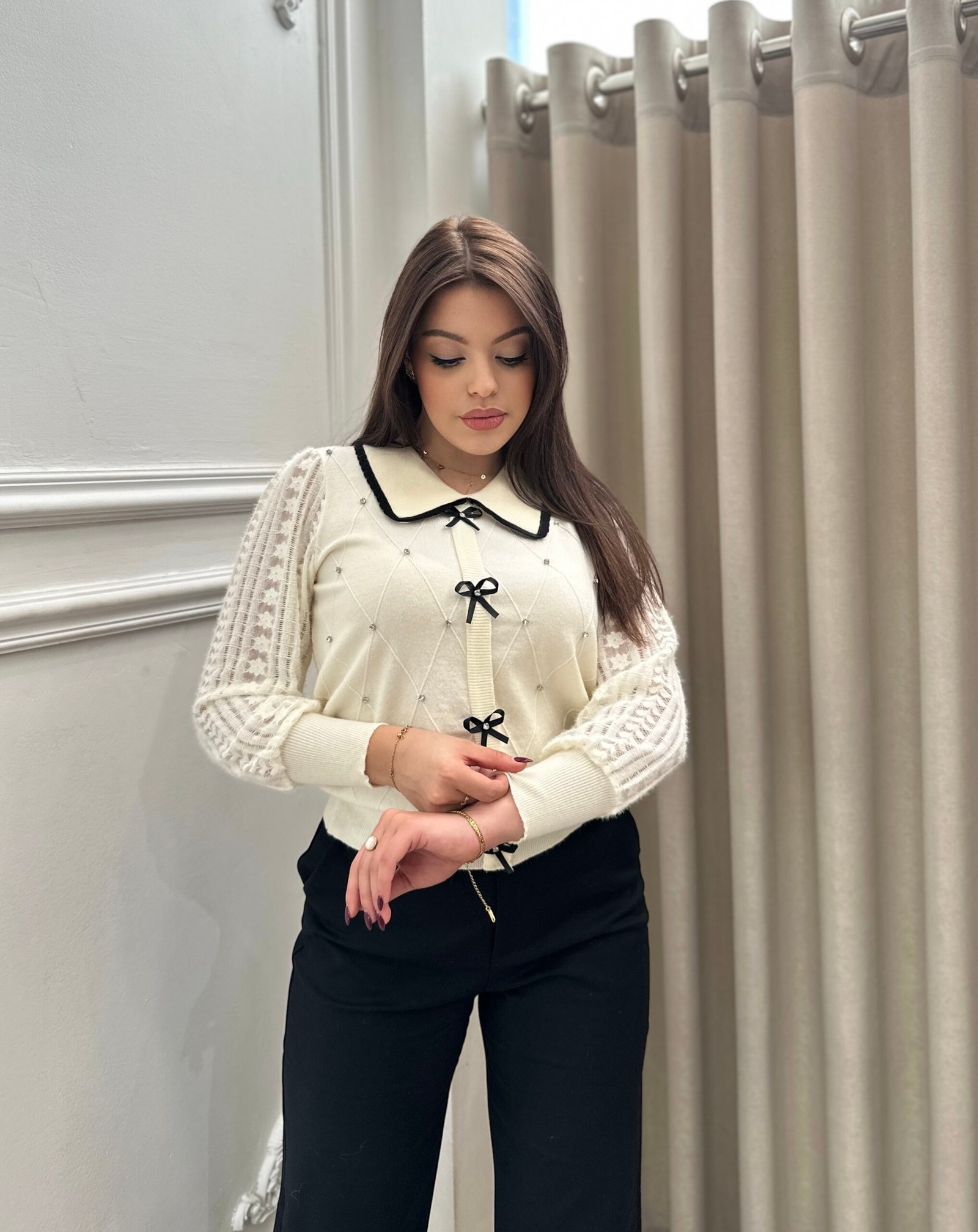 Pulover me menge te punuara dhe dekor me fjongo