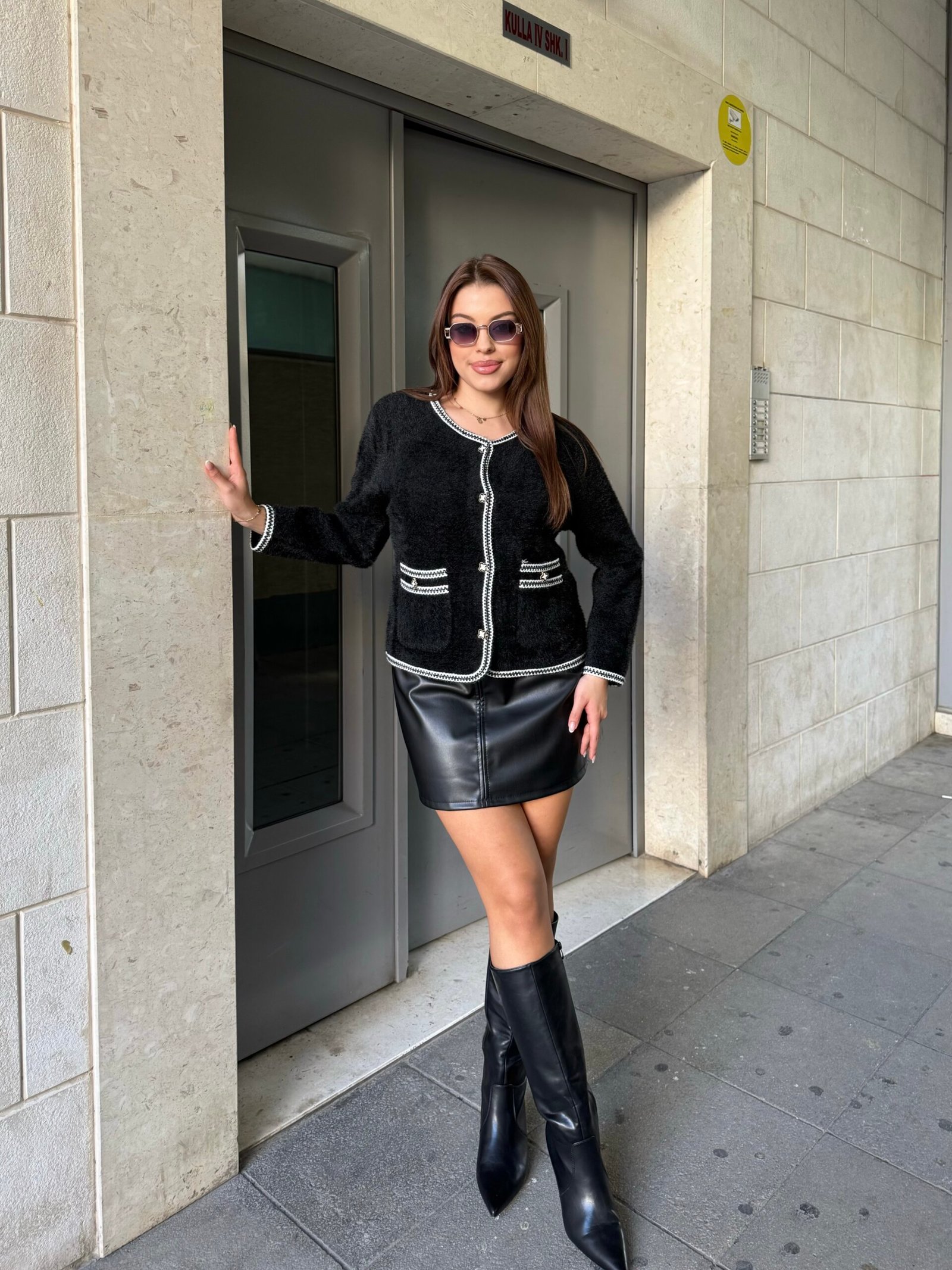 Xhakete Me Kopsa Dhe Detaje Kontrasti