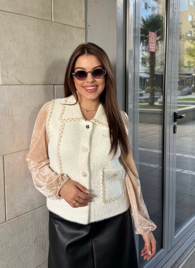 Jelek Elegant Me Detaje Kontrasti Dhe Kopsa Dekorative