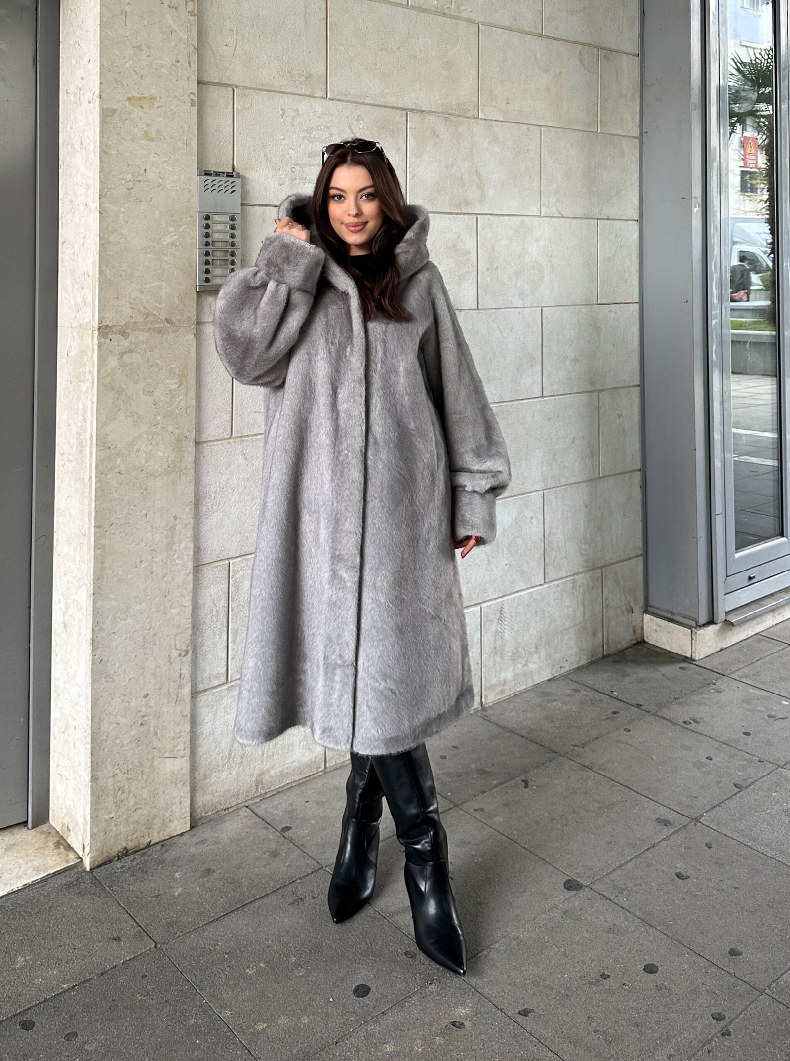 Pellush Me Kapuc Dhe Stil Oversize - Image 4