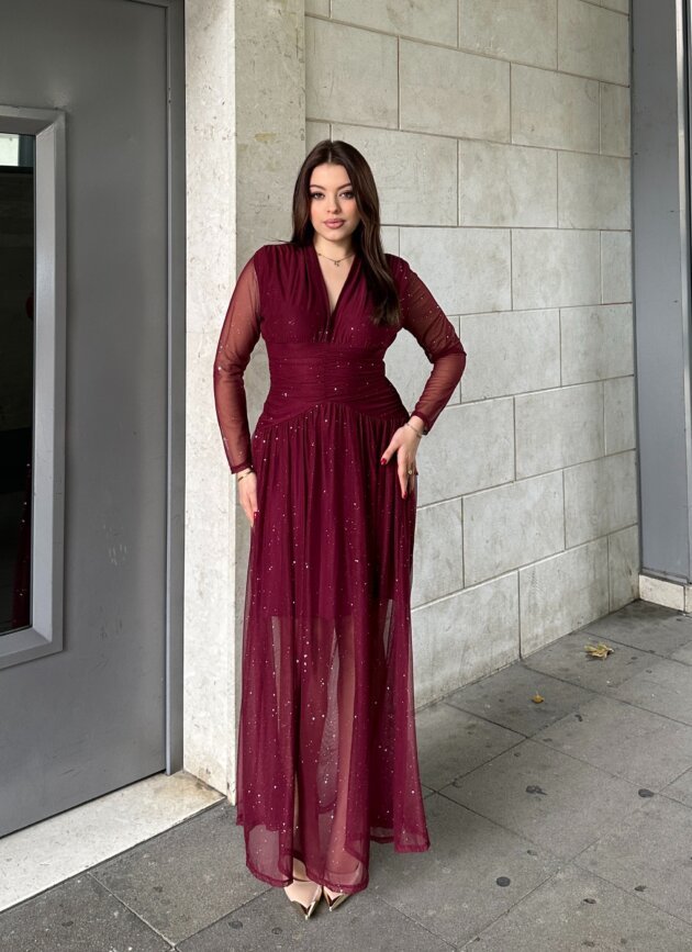 Fustan Elegant Me Shtrese Tyli Dhe Shkelqim