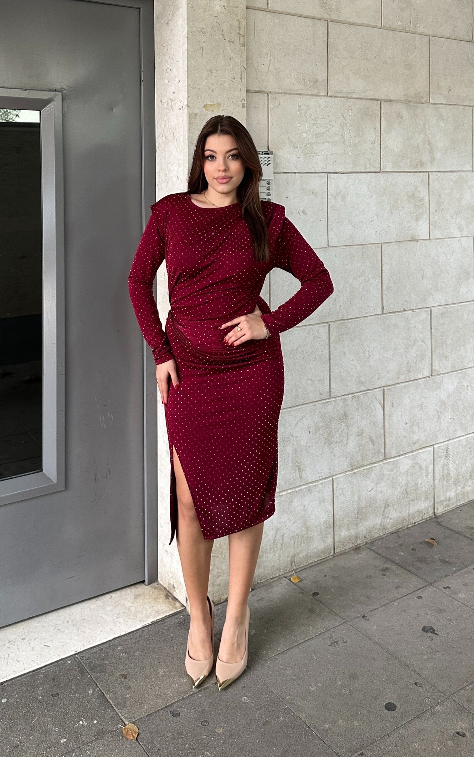 Fustan Elegant Me Shkelqim Dhe Te Care Anesore - Image 2