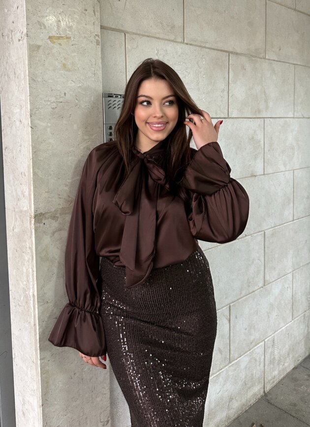 Kemishe Sateni Me Fjongo Ne Qafe Dhe Menge Te Fyryra