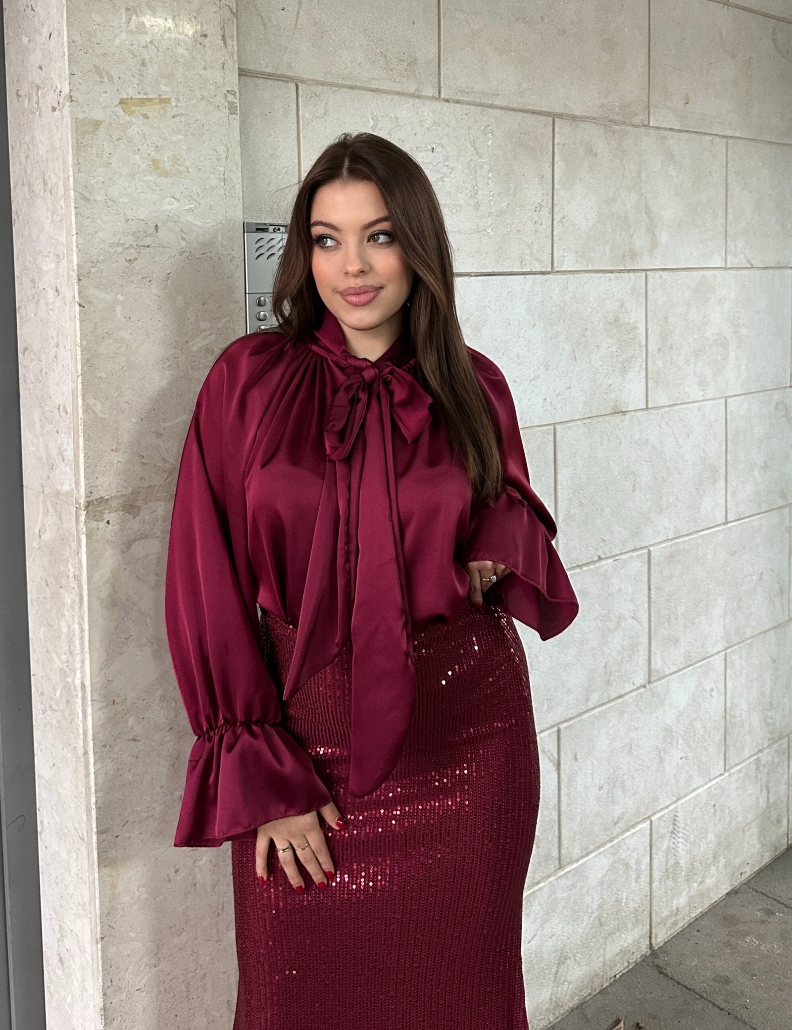 Kemishe Sateni Me Fjongo Ne Qafe Dhe Menge Te Fyryra - Image 2