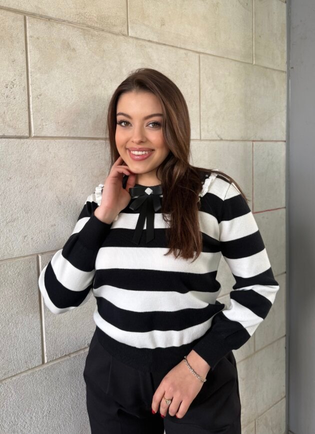 Triko Deve Me Vija Dhe Fjongo Dekorative