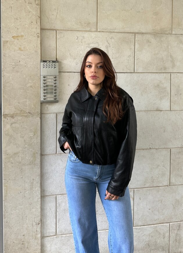 Xhakete Lekure Me Prerje Klasike Dhe Mbyllje Me Kopsa