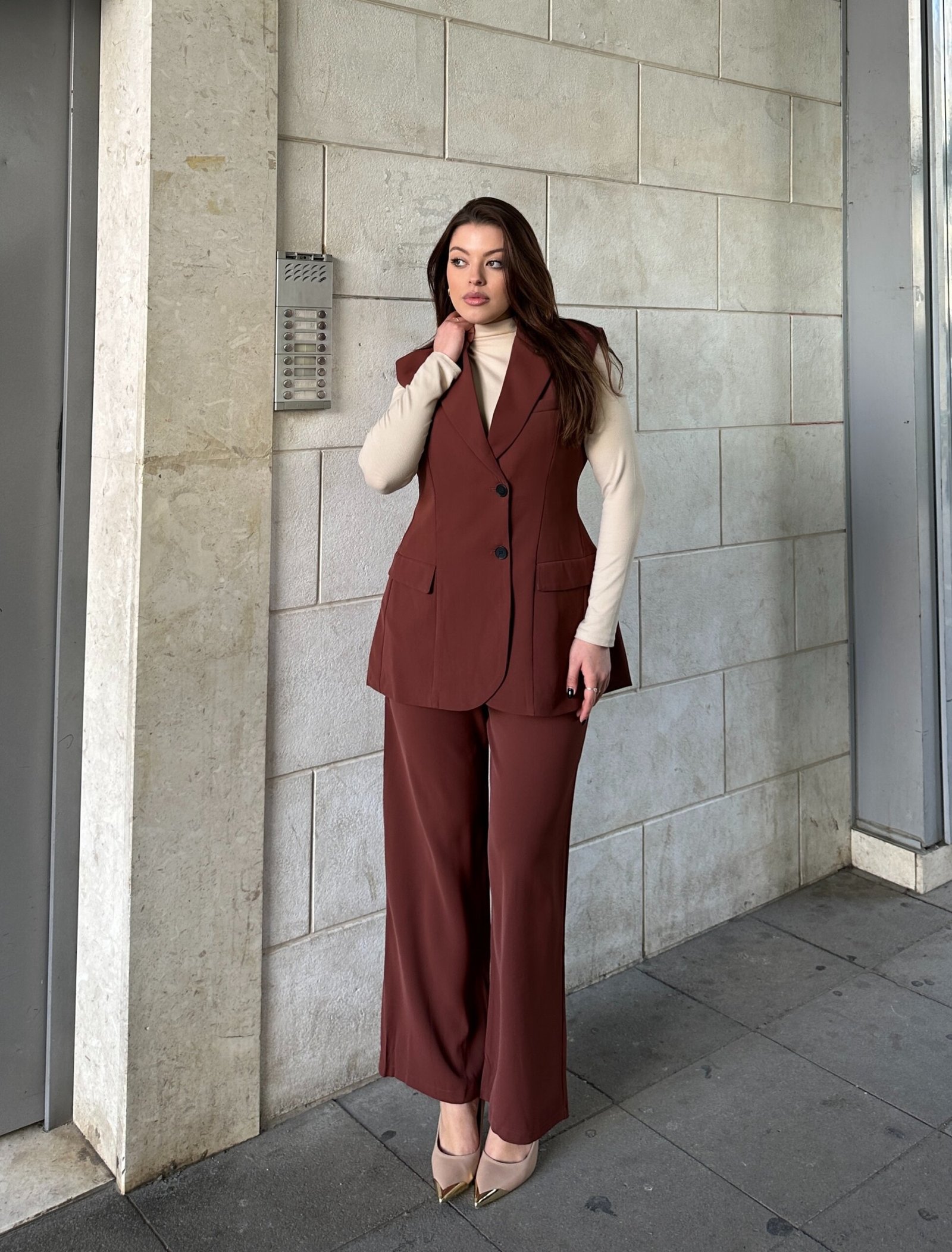 Set Me Jelek Dhe Pantallona Me Prerje Te Drejte