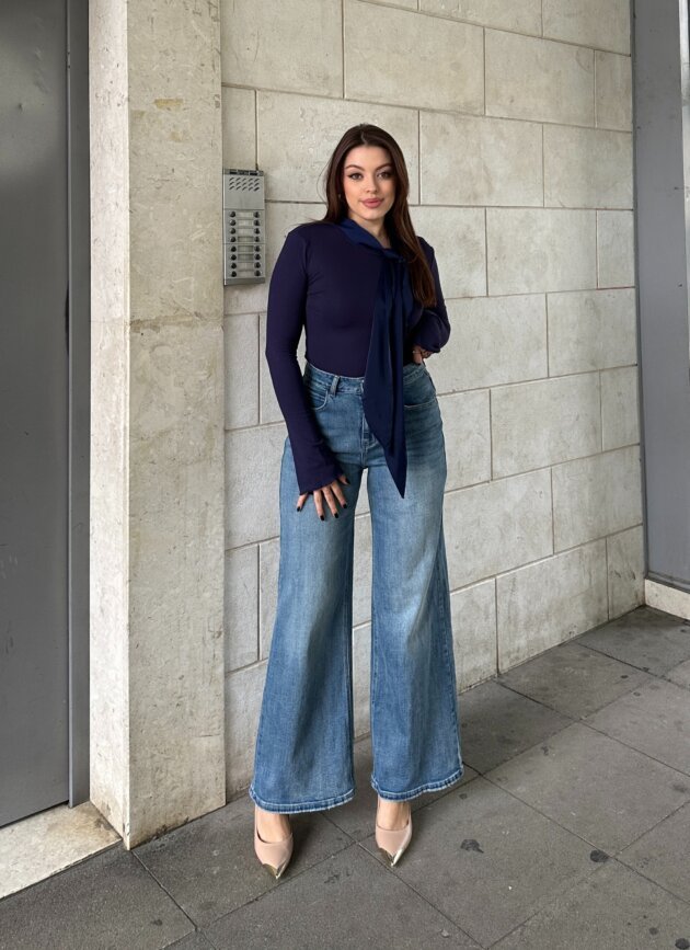 Xhinse Te Hapura Me Bel Te Larte Dhe Prerje Extra Wide