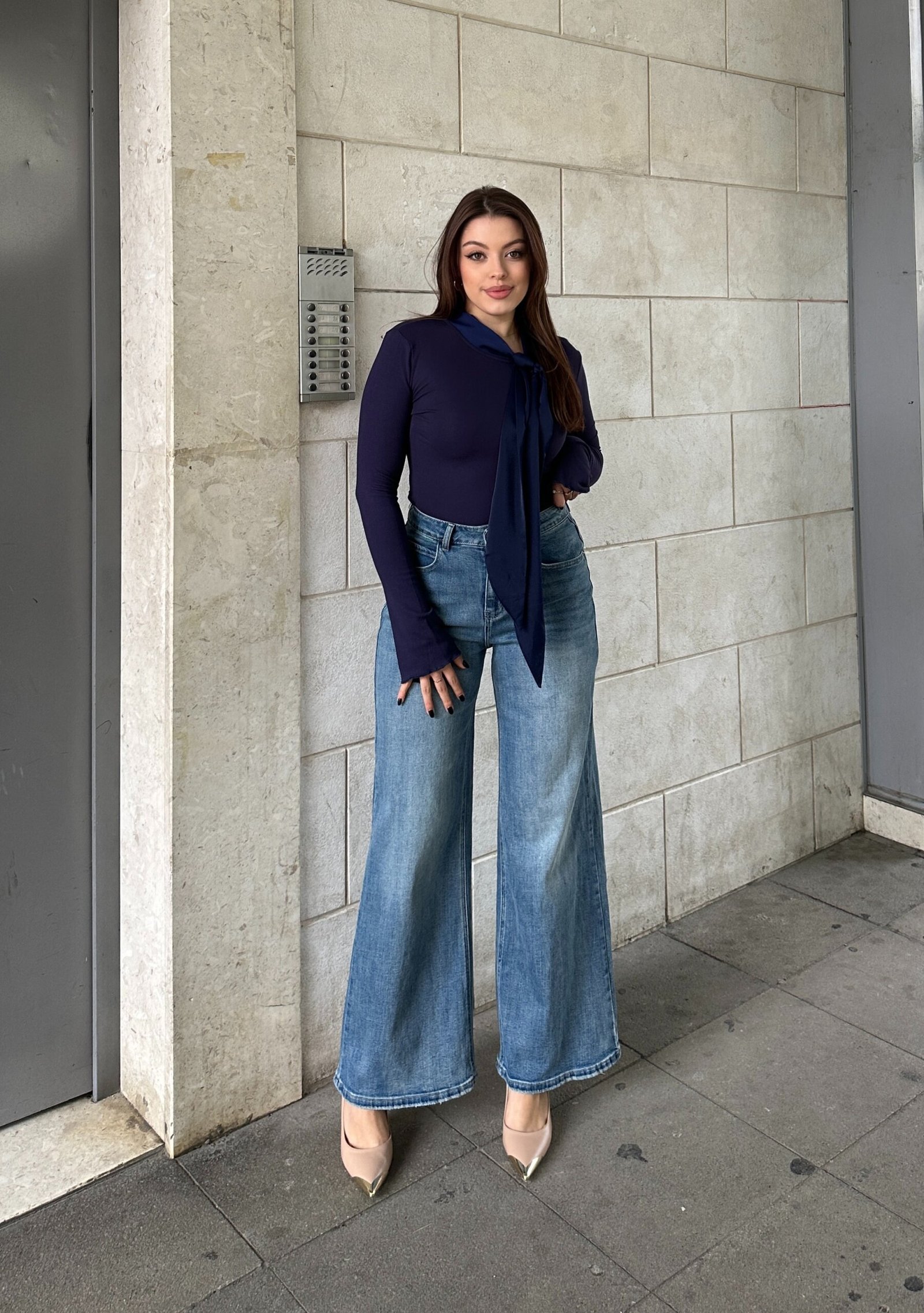 Xhinse Te Hapura Me Bel Te Larte Dhe Prerje Extra Wide