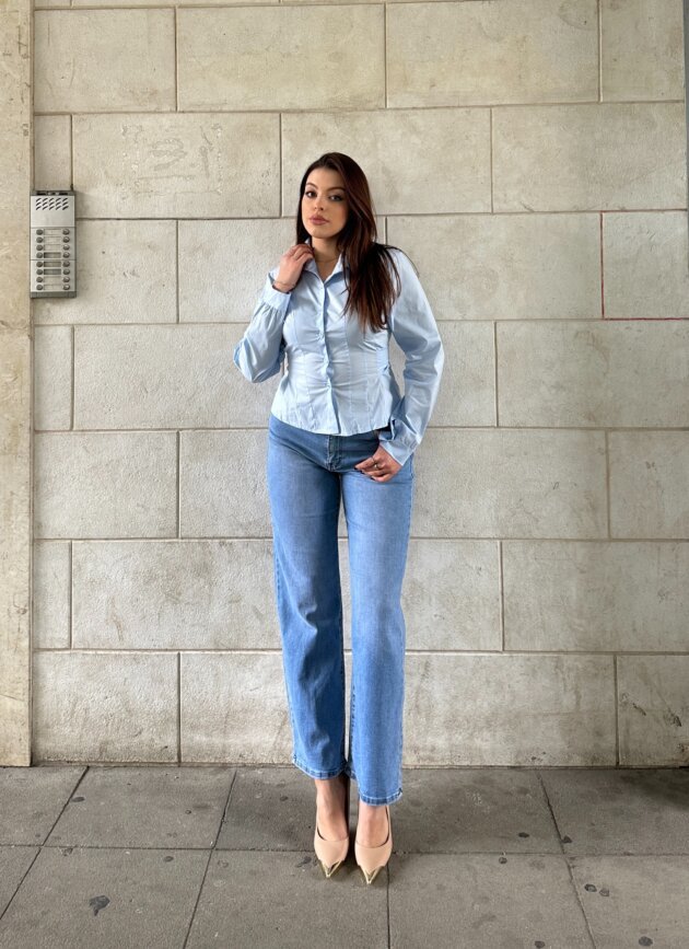 Xhinse Blu Te Hapura Me Bel Mesatar Dhe Prerje Straight