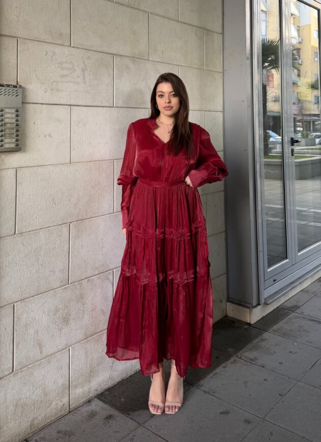 Fustan I Gjate Me Shtresa Dhe Menga Me Volum