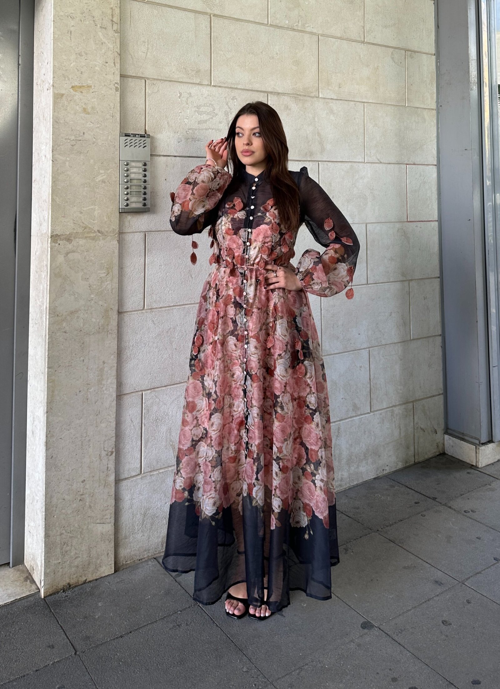 Fustan I Gjate Me Lule 3D Dhe Kopsa Perpara - Image 2