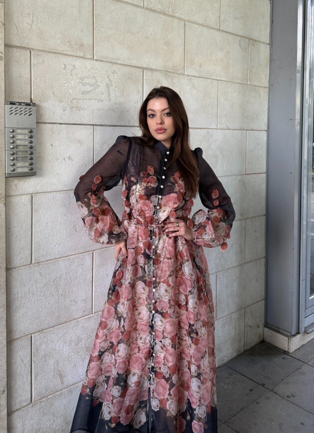 Fustan I Gjate Me Lule 3D Dhe Kopsa Perpara