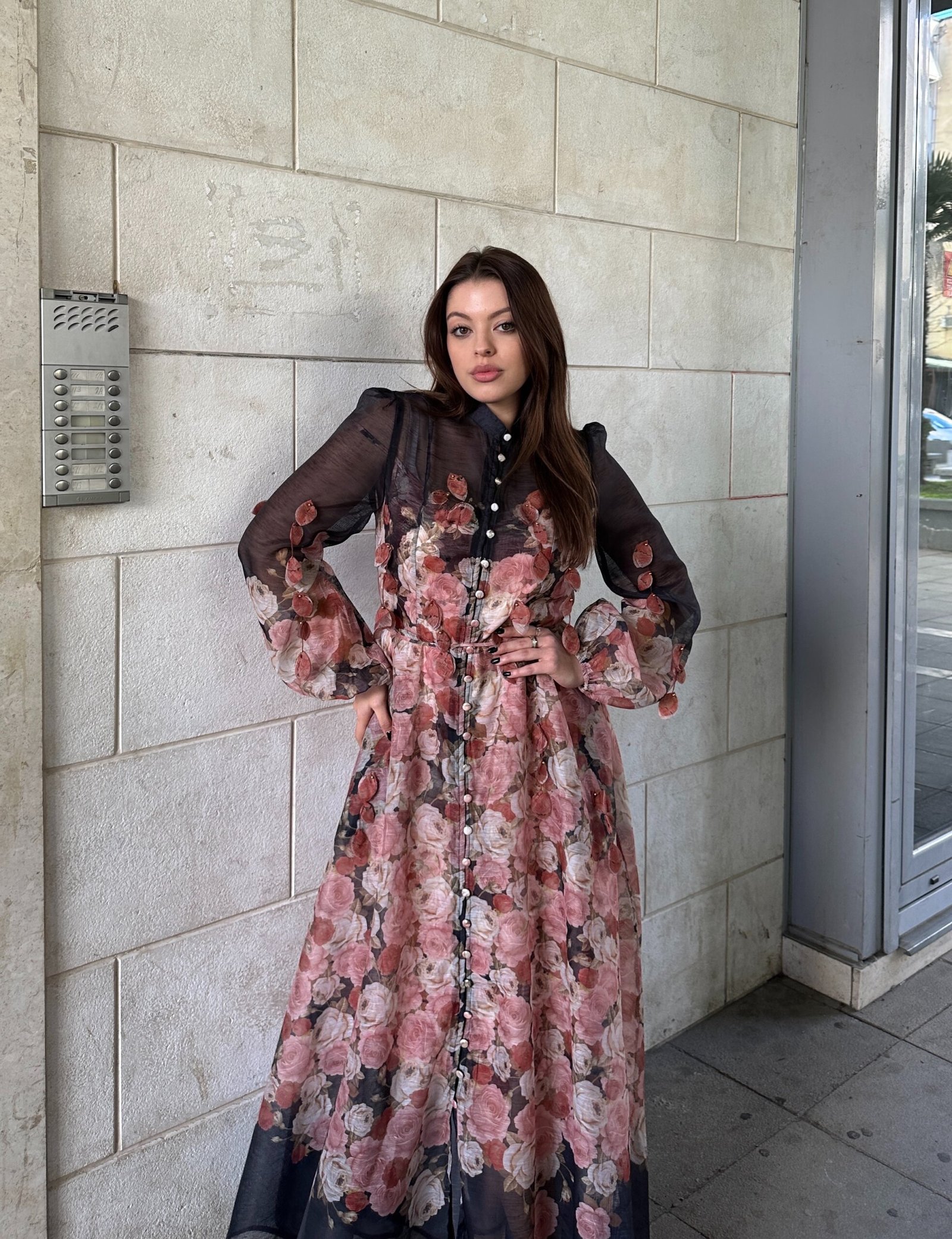 Fustan I Gjate Me Lule 3D Dhe Kopsa Perpara