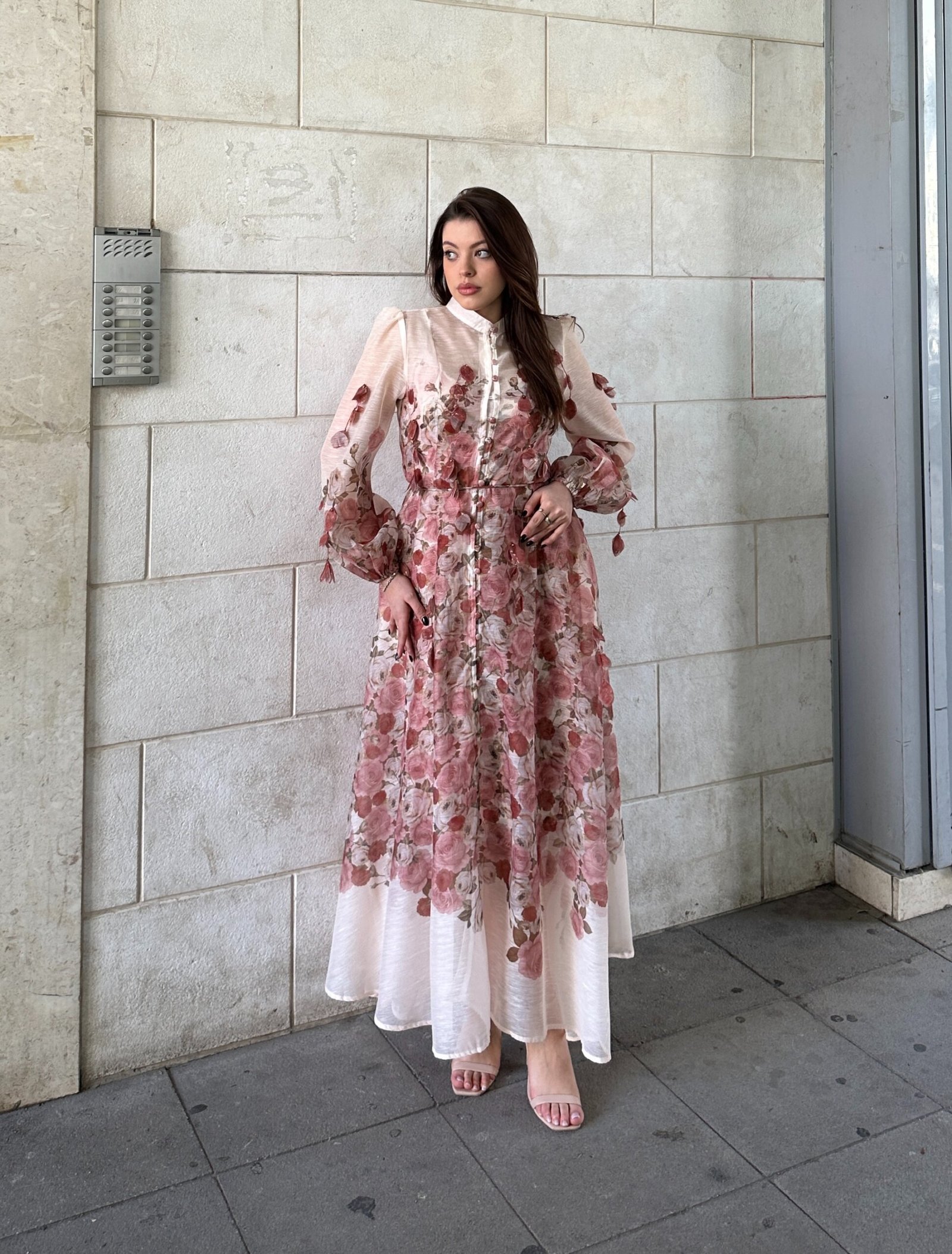 Fustan I Gjate Me Lule 3D Dhe Kopsa Perpara - Image 3