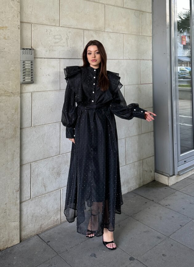 Fustan I Gjate Me Flutura Ne Supe Dhe Rrip Ne Mes