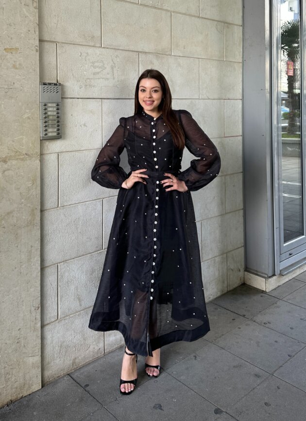 Fustan I Gjate Me Detaje Gurash Dhe Kopsa Perpara