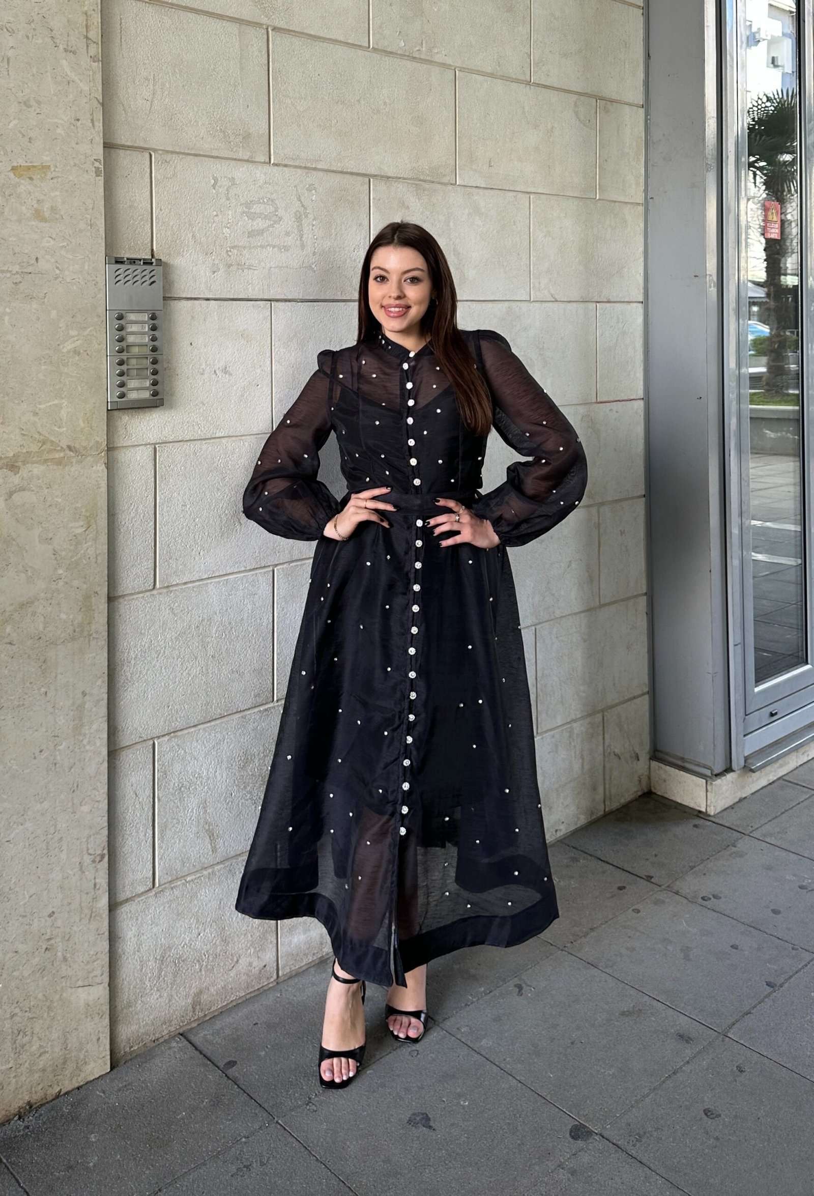 Fustan I Gjate Me Detaje Gurash Dhe Kopsa Perpara