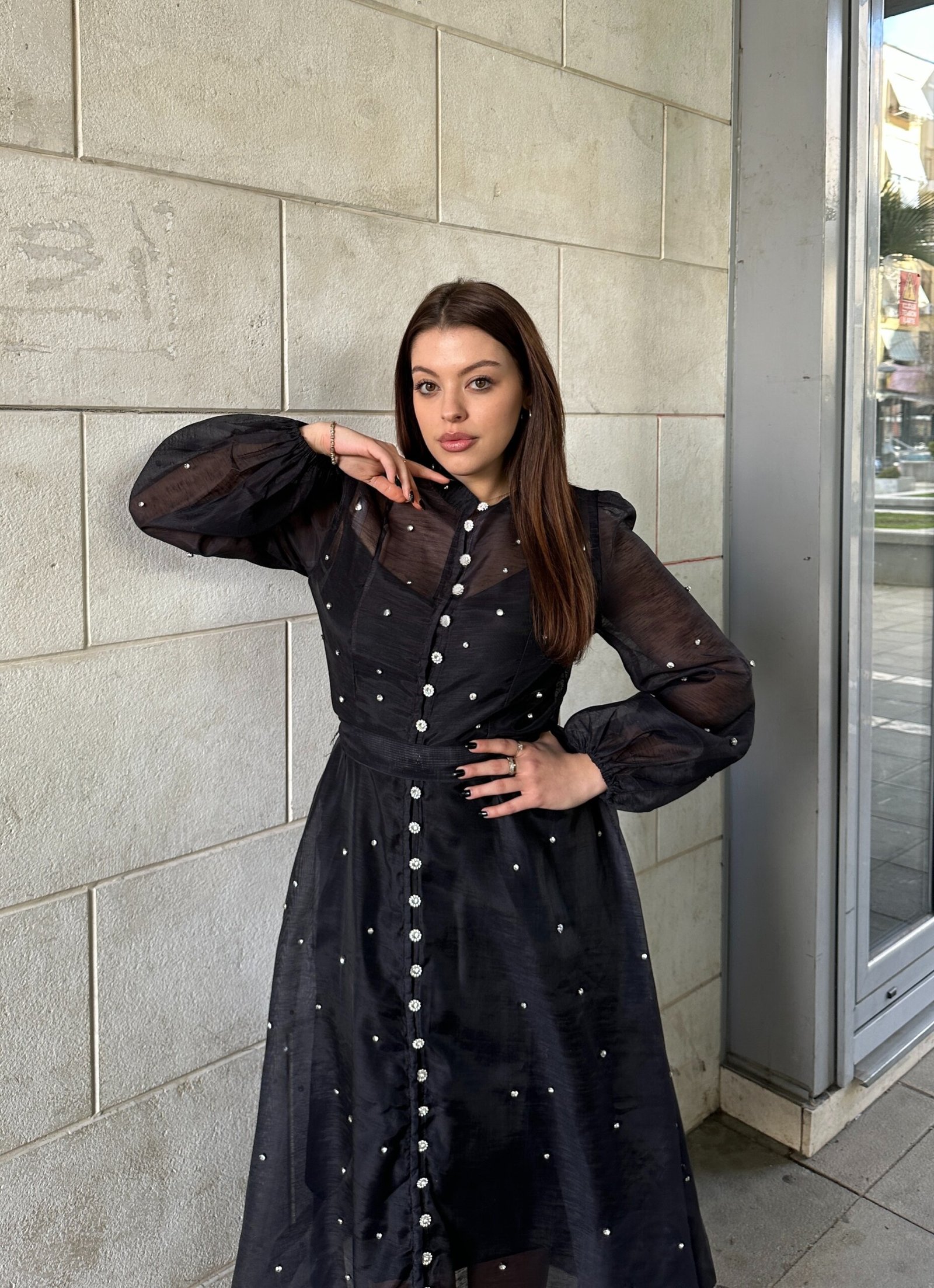 Fustan I Gjate Me Detaje Gurash Dhe Kopsa Perpara - Image 2