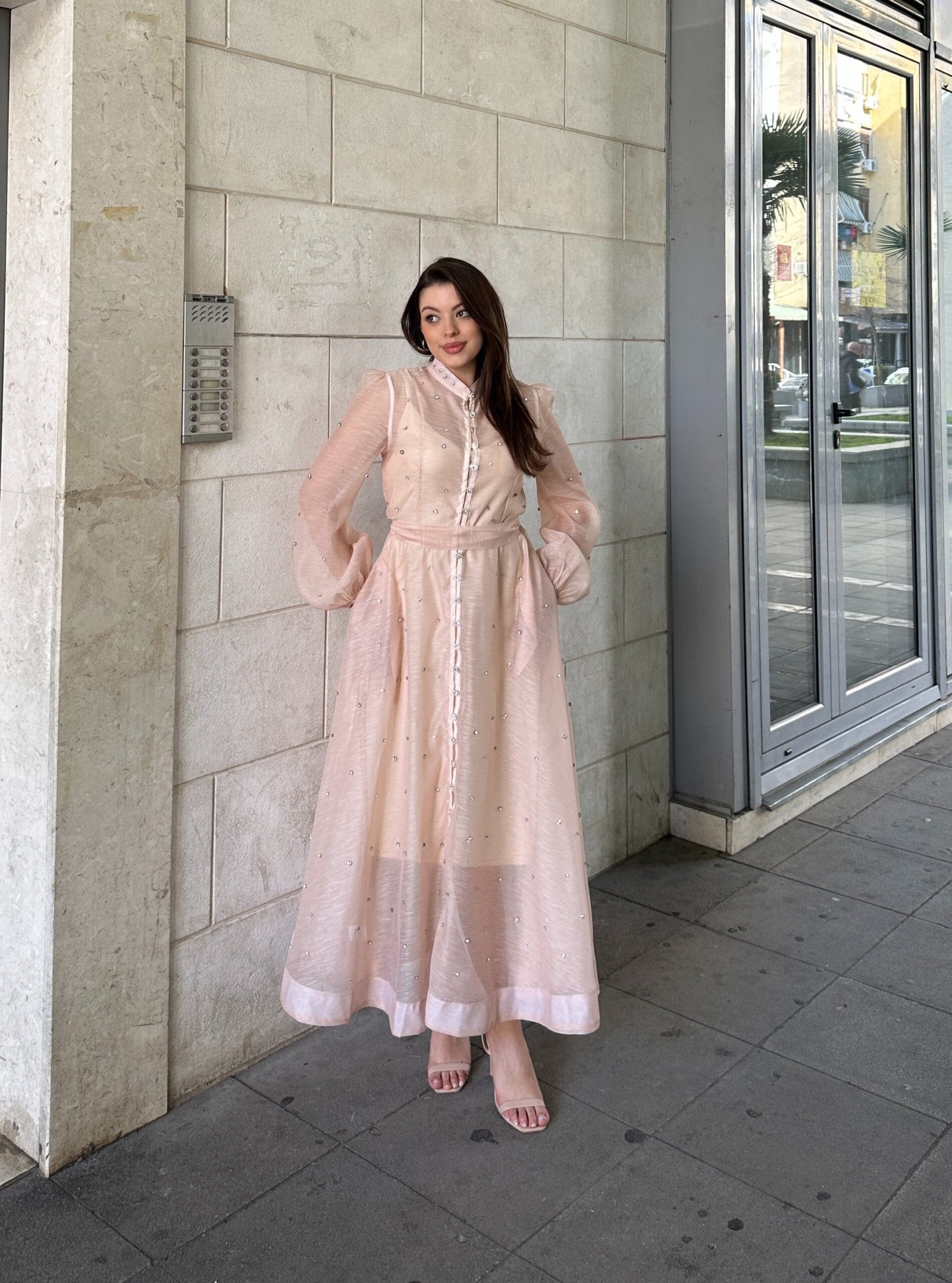 Fustan I Gjate Me Detaje Gurash Dhe Kopsa Perpara - Image 3