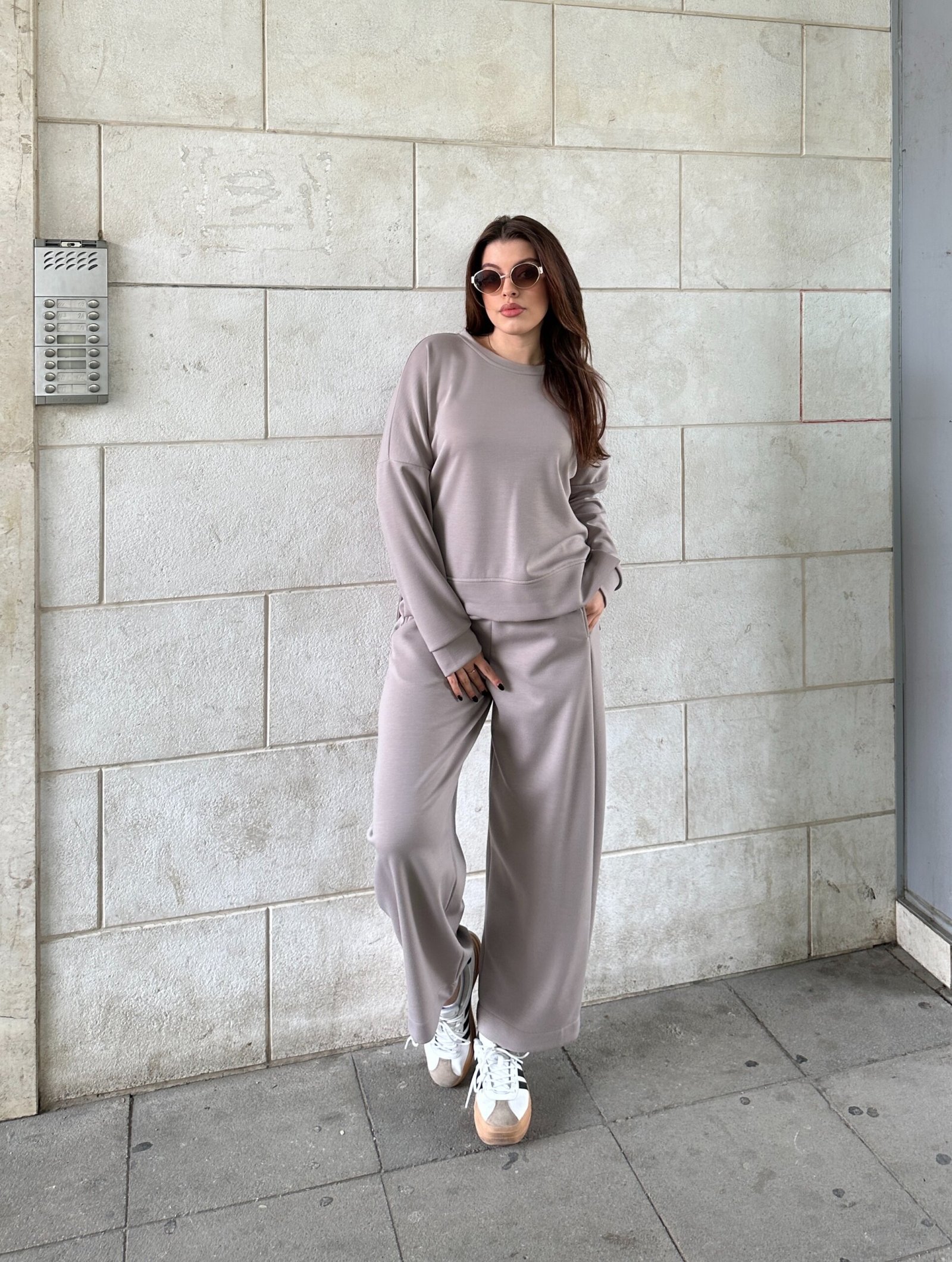 Set Sportiv Me Bluze Dhe Pantallona Te Gjera