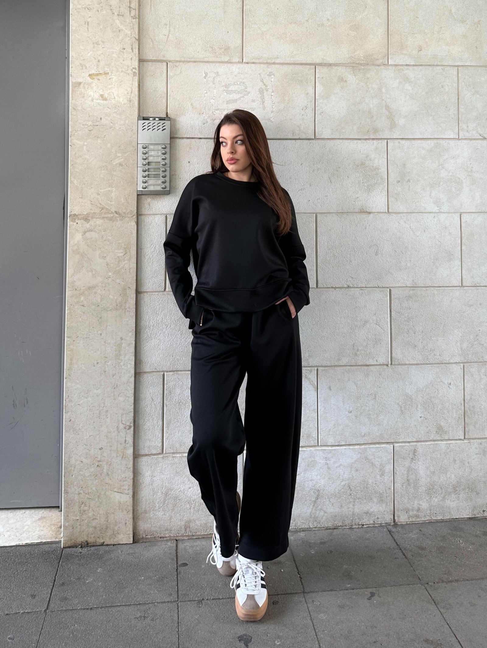 Set Sportiv Me Bluze Dhe Pantallona Te Gjera - Image 2