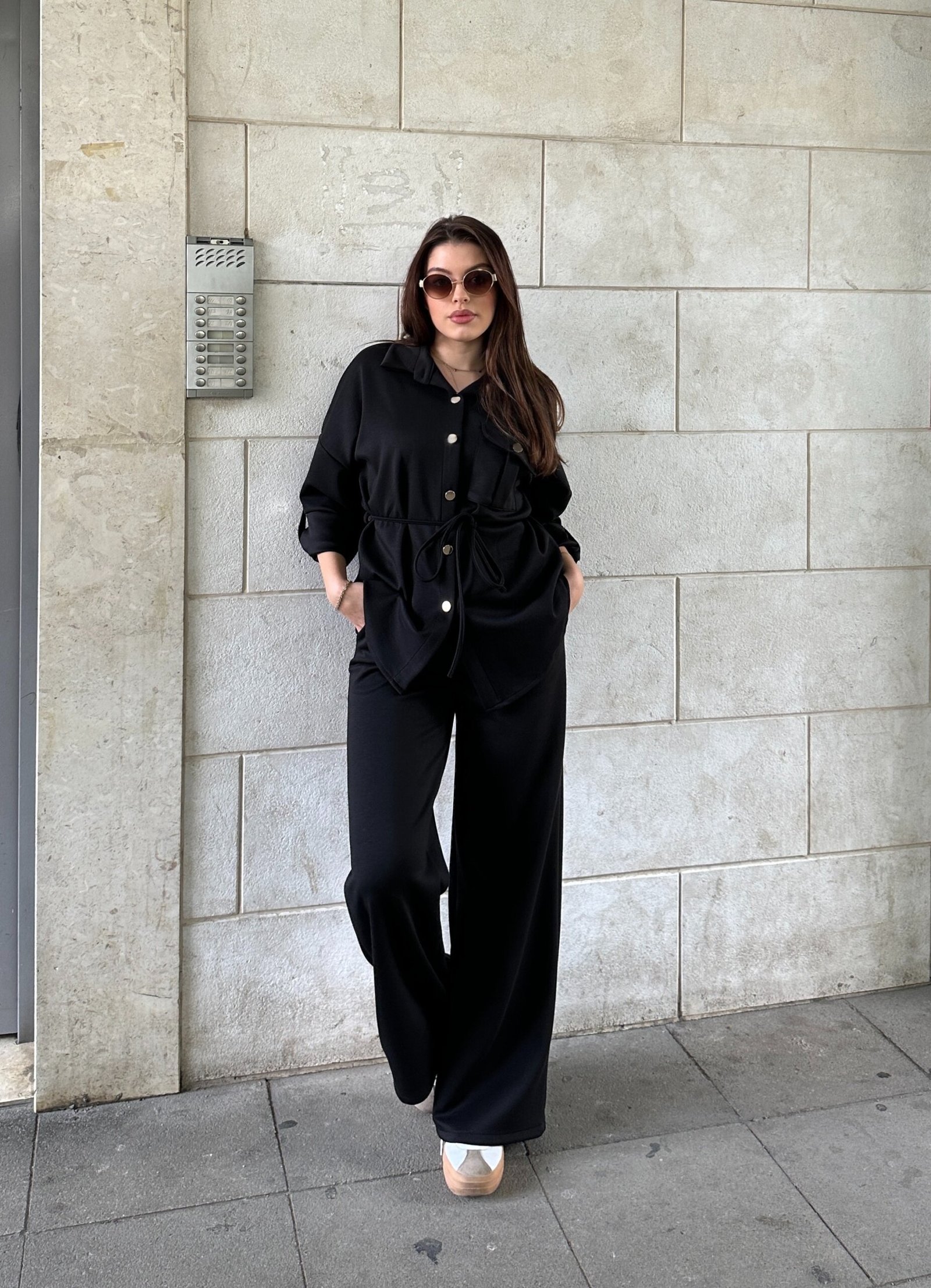 Set Sportiv Me Kemishe Dhe Pantallona Te Gjera - Image 2