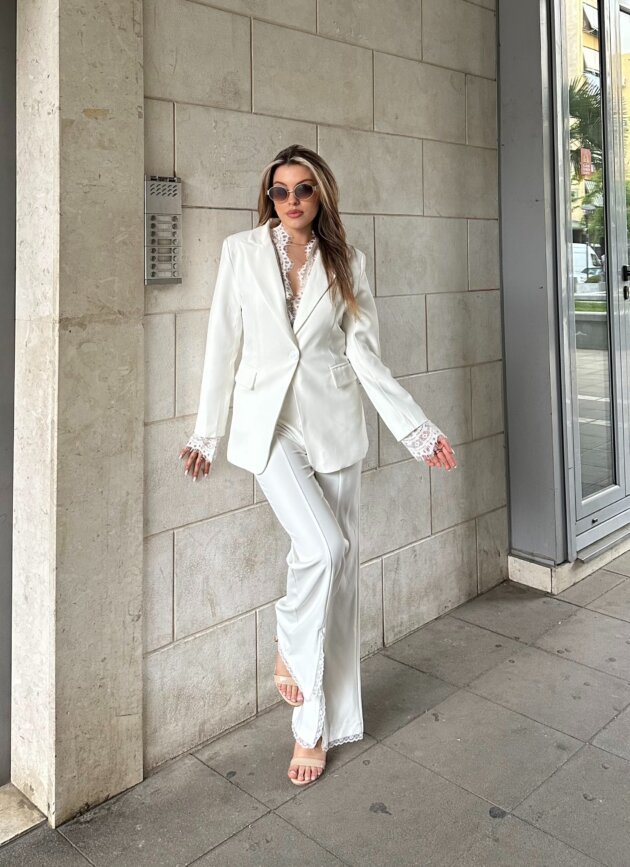 Kostum Me Xhakete Dhe Pantallona Me Prerje Elegante
