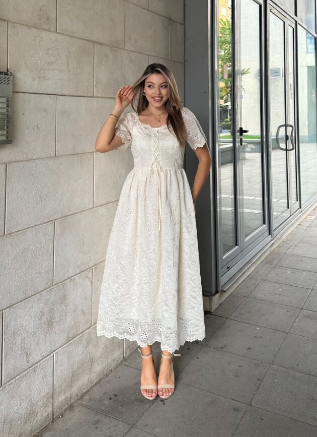 Fustan Me Detaje Broderie Dhe Lidhje Ne Pjesen E Siperme