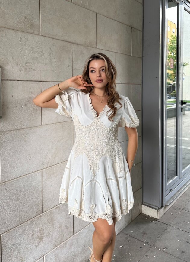 Fustan Me Detaje Dantelle Dhe Prerje Romantike