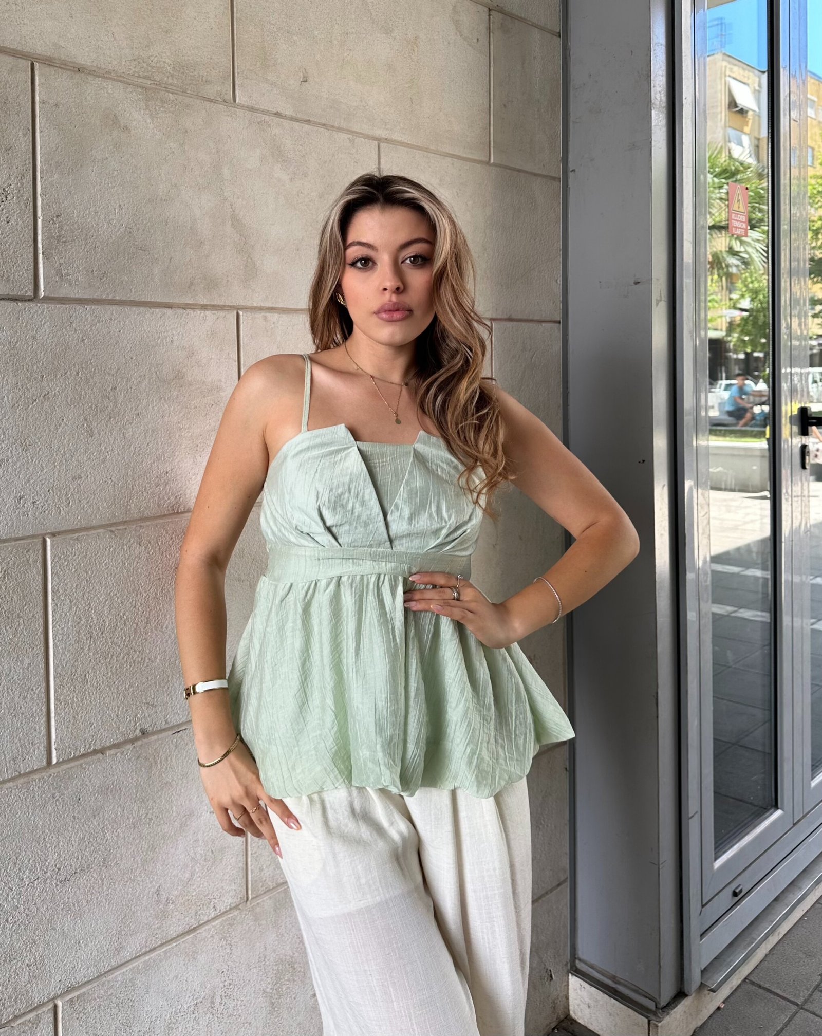 Kanatiere Me Prerje Peplum - Image 3
